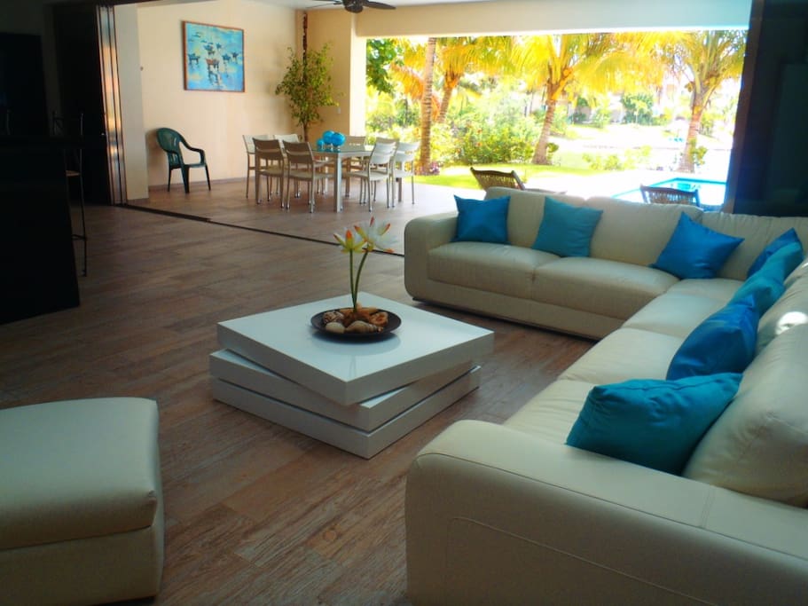 LIVING ROOM AND DIRECT ACCES TO THE TERRACE
