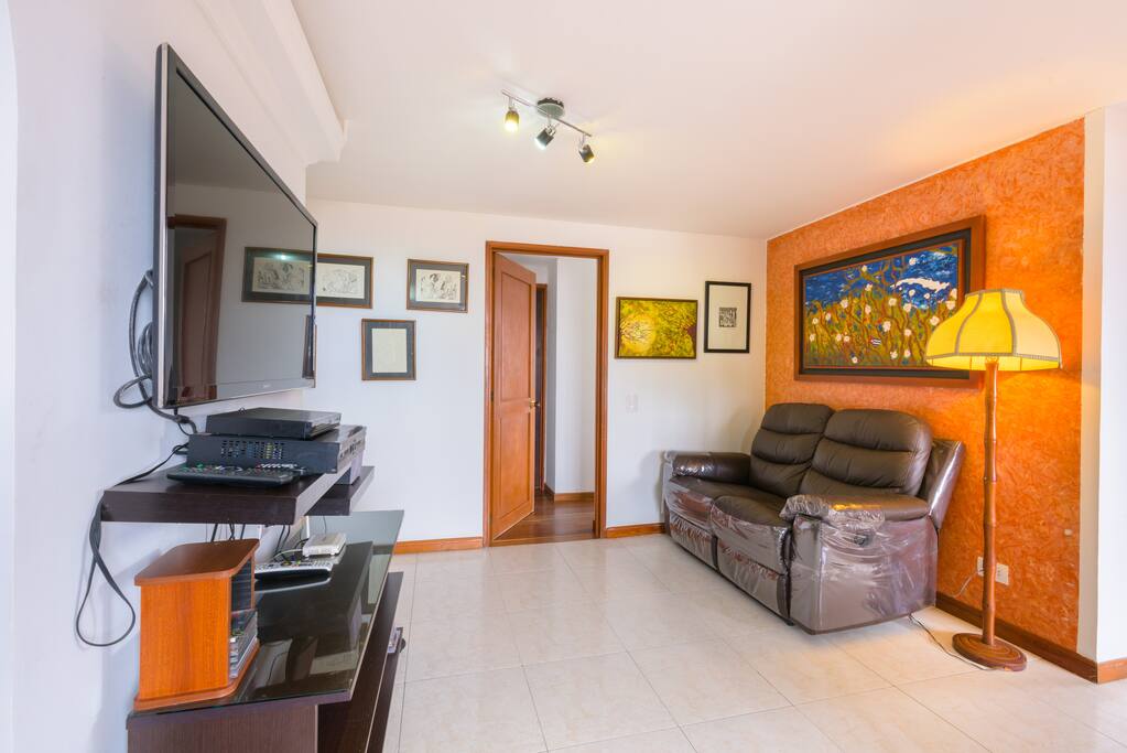 Estudio con TV plasma y DIRECT TV!
Stu + DIRECTV.