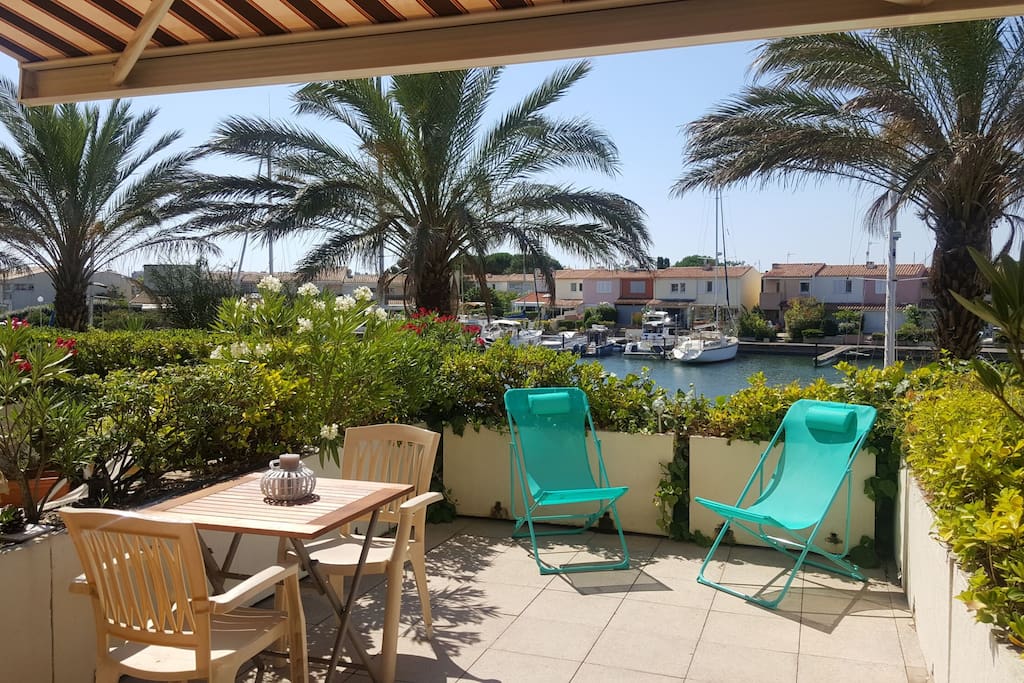 Terrasse plein Sud.Vue sur les bateaux de la marina.Le port est à 100 metres.Le coche à 50 metres sur le quai.Store electrique , parasol vous apporteront tout le confort durant votre séjour ...