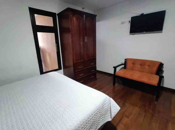 Habitación doble
Con una cama de dos plazas y otra de dos plazas y media