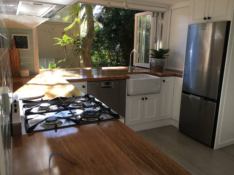 Fully equipped kitchen with all new Smeg oven / stove and Bosch Dishwasher