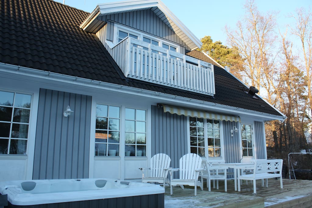 Porch with outdoor spa bath