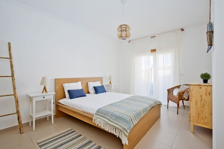 Quarto com casa de banho privativa ( tem uma casa de banho privada)