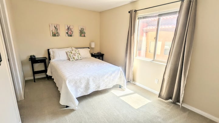 Schlafzimmer 2, Queensize-Bett, begehbarer Kleiderschrank, Deckenventilator, Erdgeschoss.