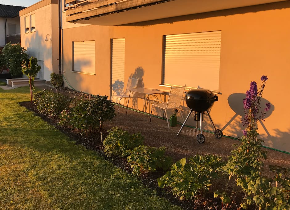 Einladende Terrasse mit Kugelgrill