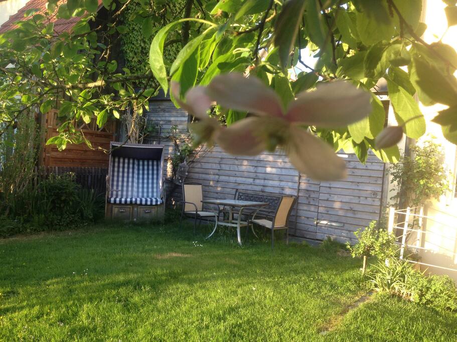 Es gibt eine kleine Tischgarnitur, so dass man im Sommer auch im Garten essen kann…