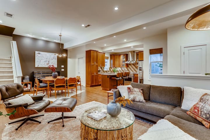 Mid-Mod w/awesome backyard, 1blk to Shops/Eateries gallery image 3