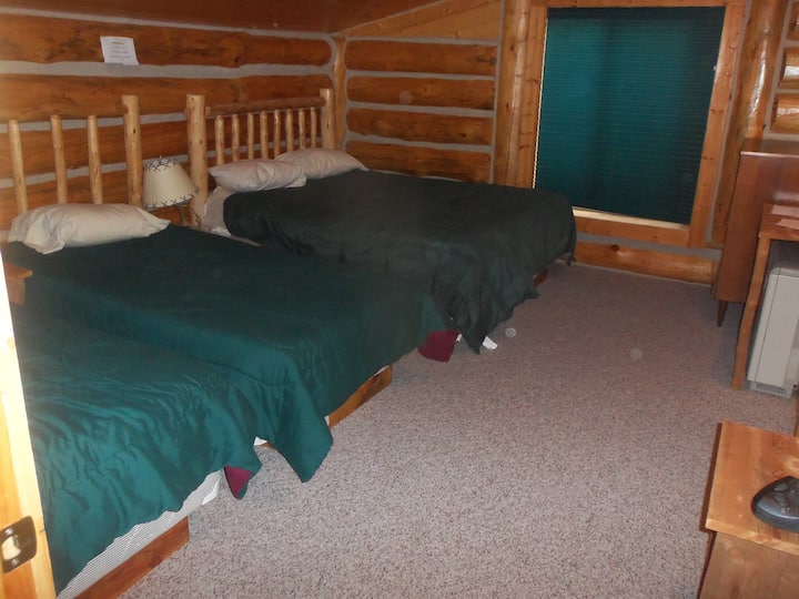 Dormitorio #1. Cama tamaño queen y dos camas individuales con privacidad.
