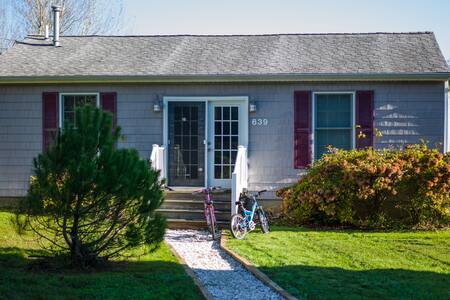Bright and Charming Cottage