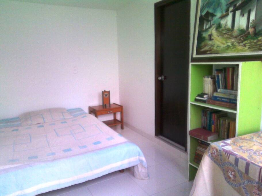 Cama doble, Mesa de noche, Biblioteca y Mesa auxiliar.