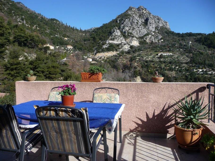 Terrasse mit Sainte Agnès im Hintergrund