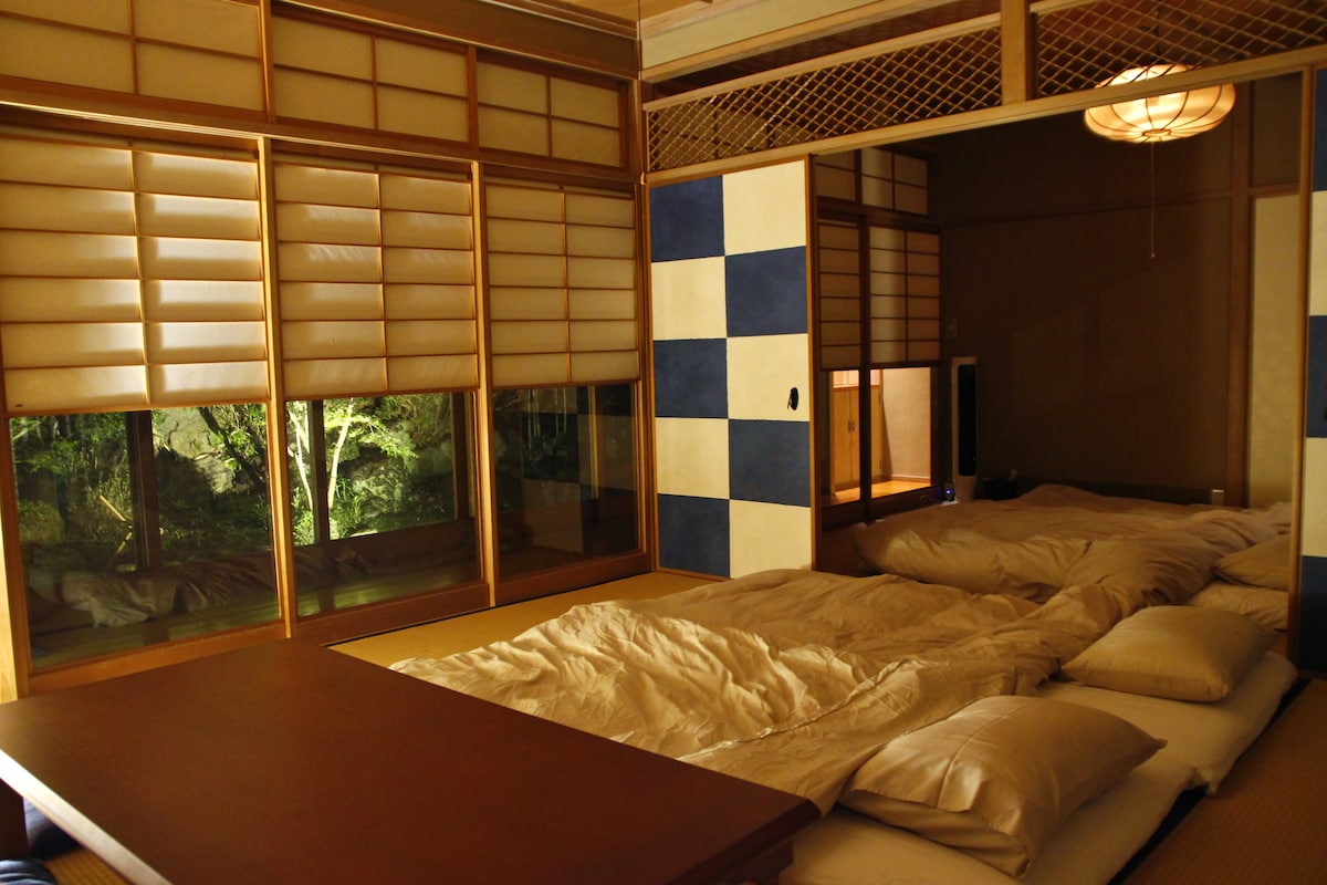 You can enjoy these Japanese garden even while you are lying down on the Futon.