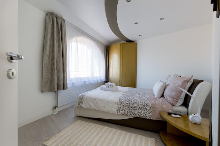 1. hálószoba - Az első emeleten található, nagyon kényelmes, franciaággyal