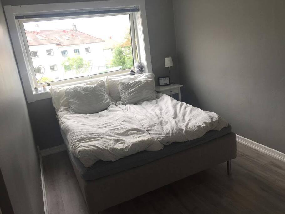 Soverom 1; har en seng på 160, klesskap og skrivepult.