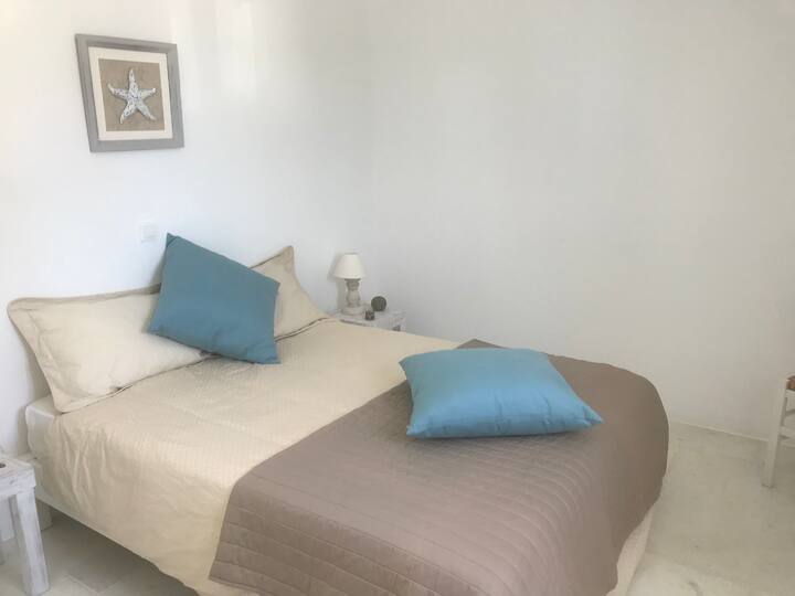 ห้องนอนผู้ใหญ่เตียงคู่