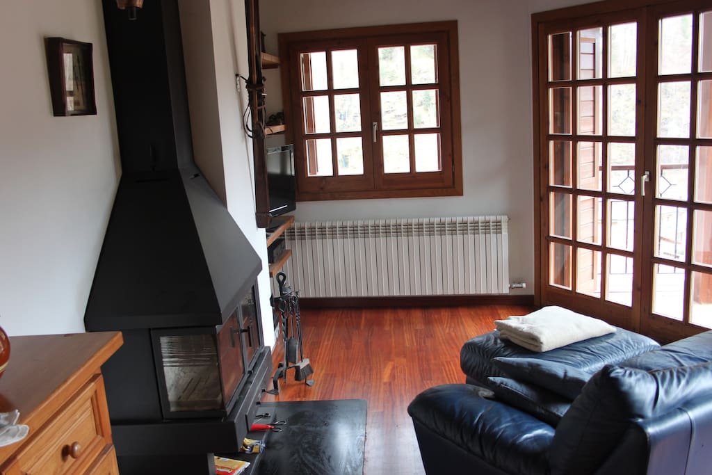 Un salon con chimenea de leña muy agradable y acogedor.