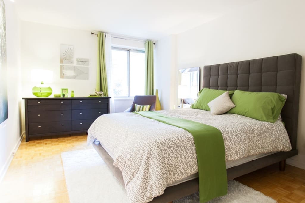 Trés grande chambre à coucher avec lit queen