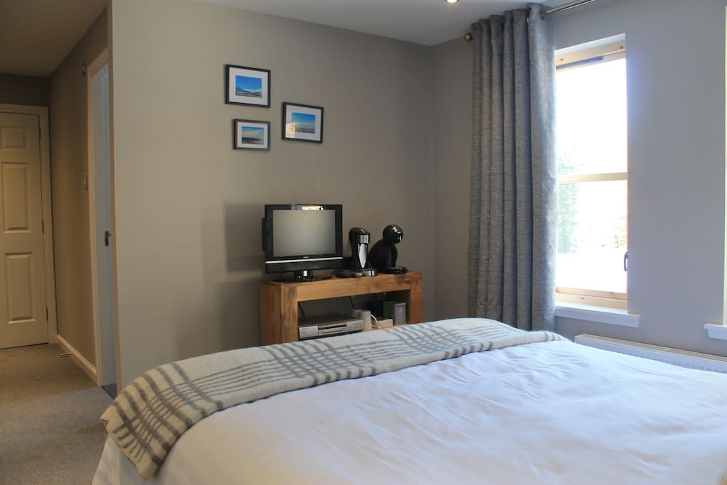 Cardhu room - with TV, Coffee & hot water with complimentary teas & coffee