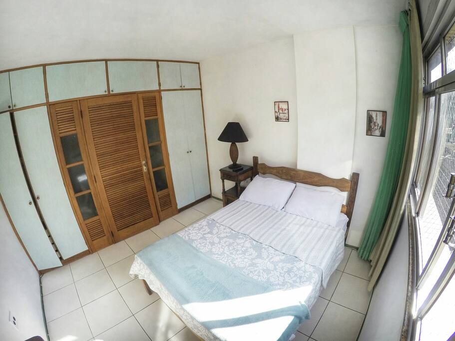 QUARTO: Cama de casal, TV a cabo(70 canais), armários, cortina com blackout, roupa de cama completa, travesseiros, coberta, abajur, etc.