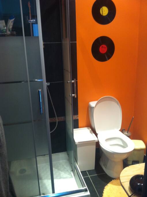 salle d'eau privative
avec douche WC et lave main