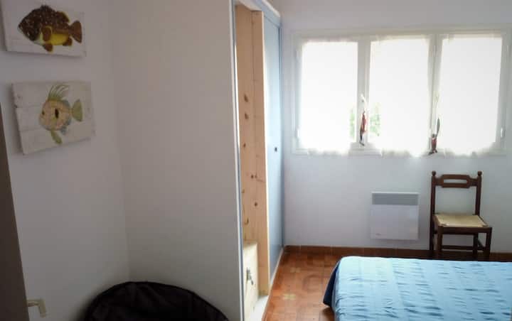 Rybia 
izba s pevnou skriňou a veľkou manželskou posteľou (160 cm)