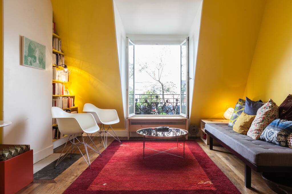 Confortable salon avec divan et fauteuils