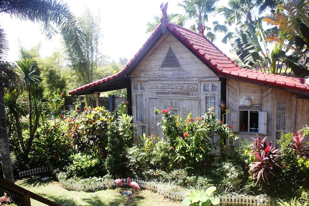The bungalow seen from the side