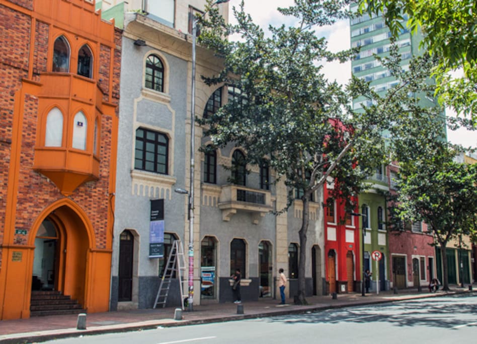 Esta es la via principal la carrera 5, es un sector de restaurantes de todo el mundo,galerias de arte y cerca al centro historico de Bogota