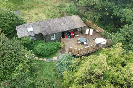 Snowdonia cabin in nature with hot tub