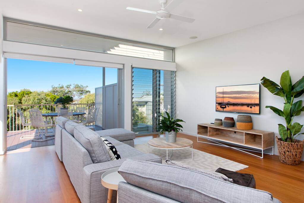 LOUNGE TO BALCONY