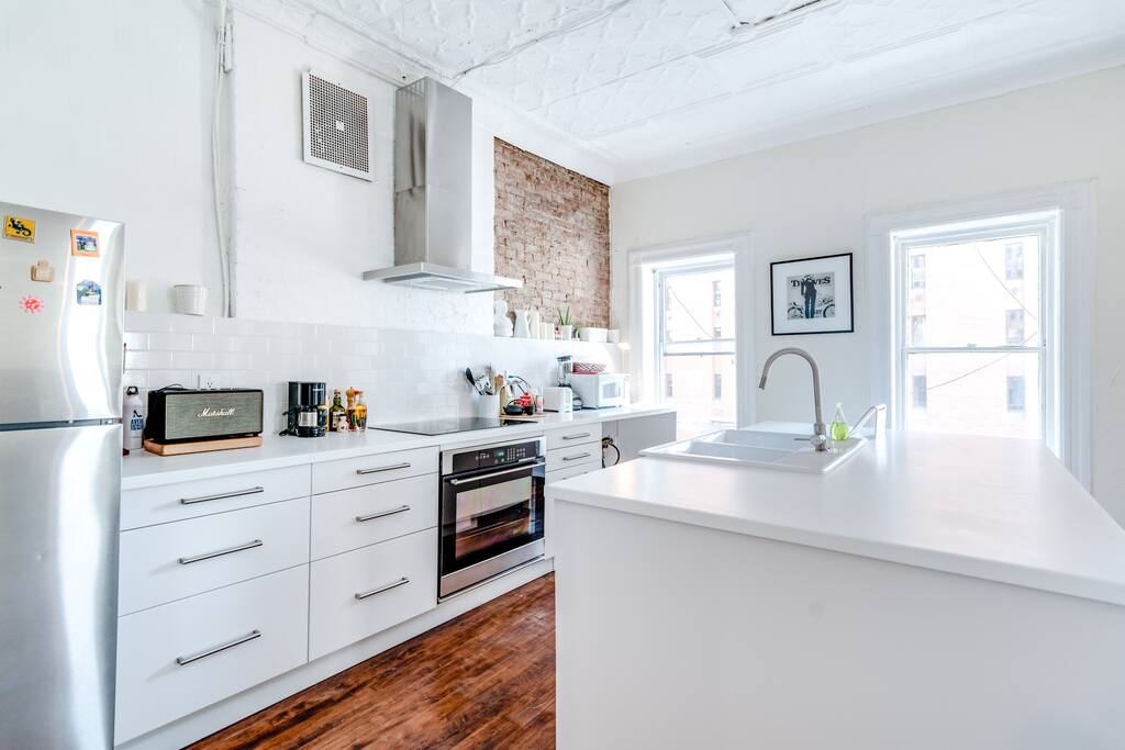 Every chef's dream: huge kitchen with all necessary cooking appliances including coffee machine, electric tea kettle, microwave, blender, dishwasher and a stove with oven.