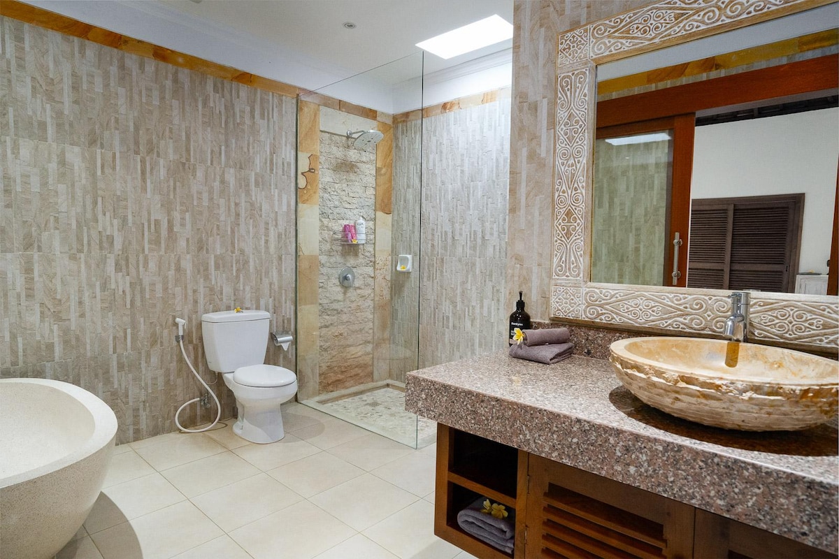 Villa in Denpasar Selatan · ★4.89 · 2 bedrooms · 2 beds · 2 private baths, порівнянний Airbnb
