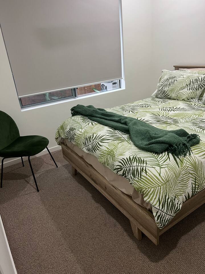 Chambre, lit Queen Size, peignoir.
Climatiseur et ventilateur au plafond.
