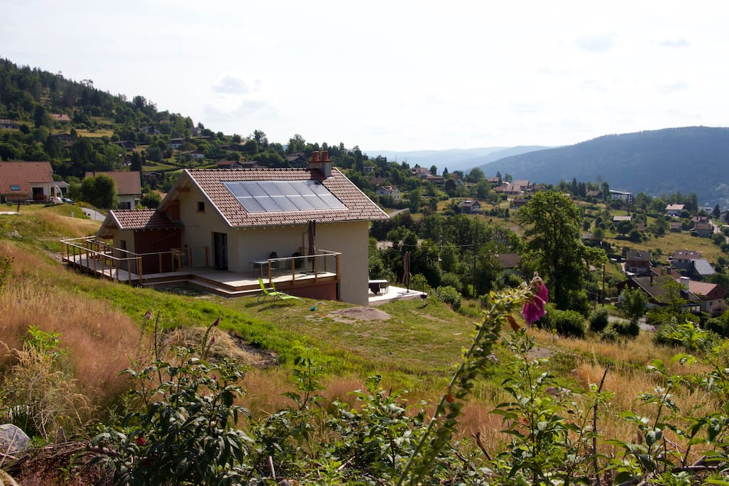 Vue sur le gîte Alise Haut, sa terrasse, son espace vert