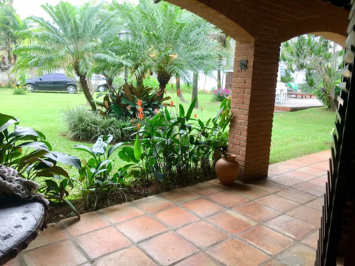 Suite principal, con vistas increíbles a nuestra extensa área verde 