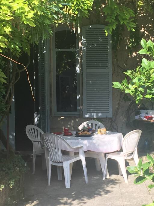 Petit déjeuner avec produits locaux