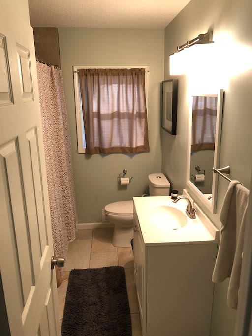 main floor bathroom with full tub