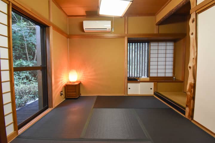 Mikeka nyeusi ya tatami ni chumba cha kulala cha kisasa.Chumba kiko karibu zaidi na bafu.

Izu Inatori Terrace - Kodo
# Izu # Izu Inatori # Higashiizu # Kawazu # Shirahama # Izu Shirahama # Inatori Fishing Port # Pets # Pets # BBQ # Terrace # Rental