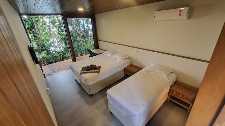 Chambre au rez-de-chaussée à droite 