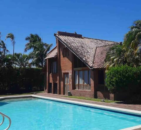 Fresh and Equipped House with Pool in Mariquita