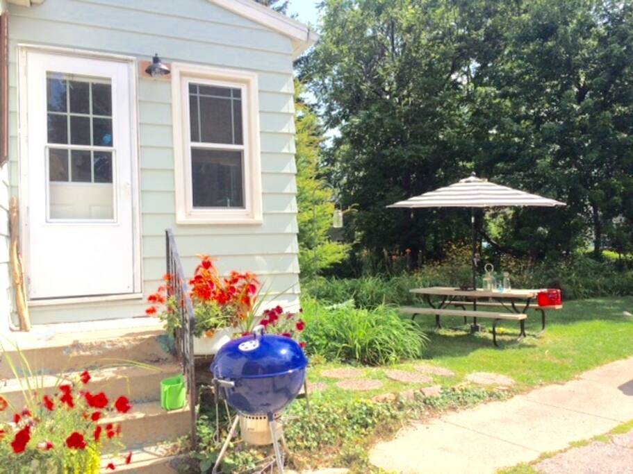Guest suite private entrance & back yard