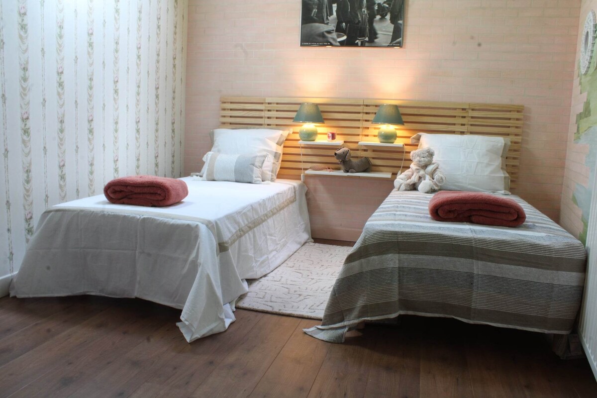 ห้อง 2 โมดูลาร์ตามความต้องการของคุณ:
ความเป็นไปได้ของเตียงเดี่ยว 2 เตียงหรือเตียงควีนไซส์ 1 เตียงที่นี่