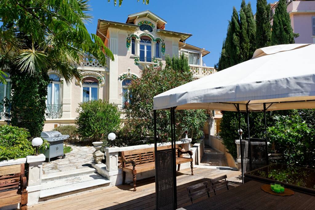 Terrasse et jardin sud accessible à la location Suite Pergola.