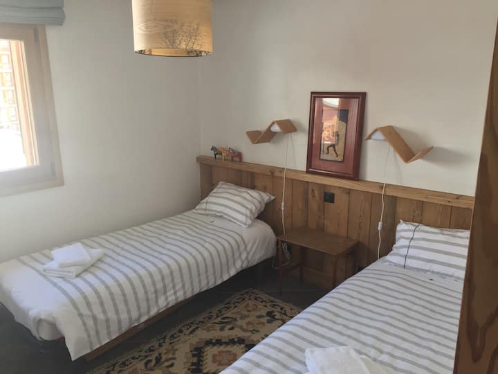 Twin bedroom (can be made into double) 