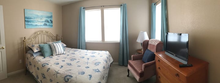 Master bedroom relaxing and awaiting your nautical dreams... (1 of 4)