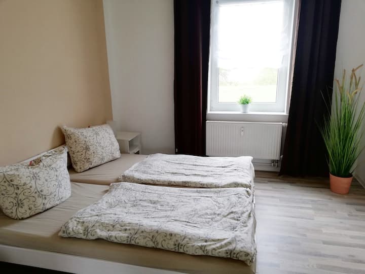 卧室配有两张床和窗户，可欣赏温德湖（ Lake Wend ）的美景