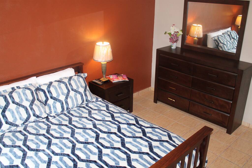 Habitación principal con cama queen y baño privado