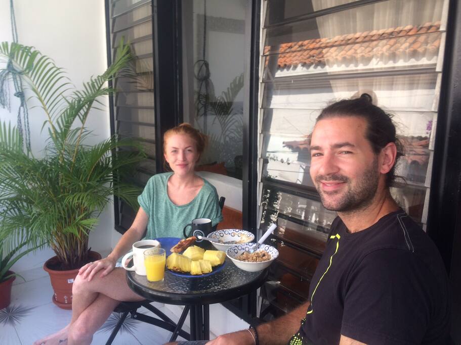 Desayuno en el balcón