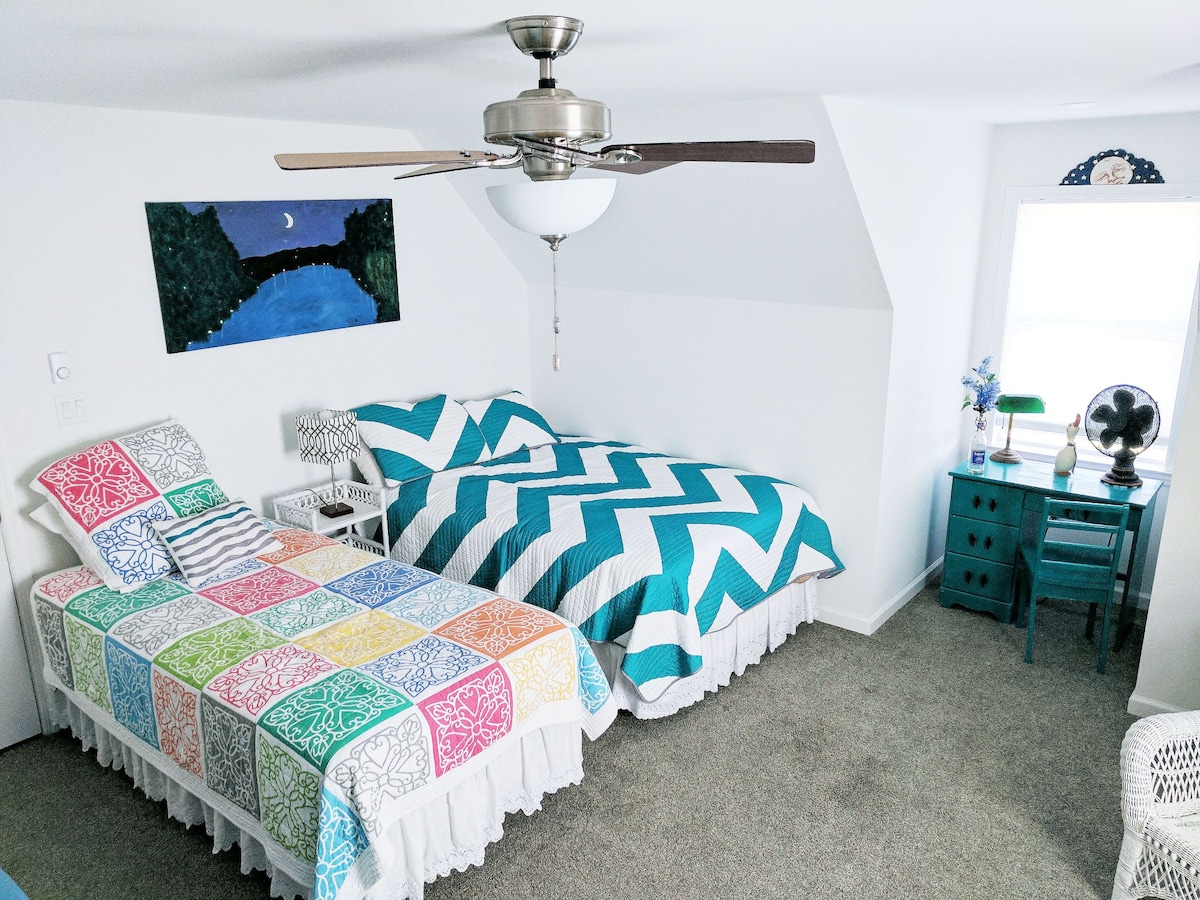 غرفة النوم رقم1 في الطابق الثاني (غير مصورة: سرير مزدوج ثانٍ)