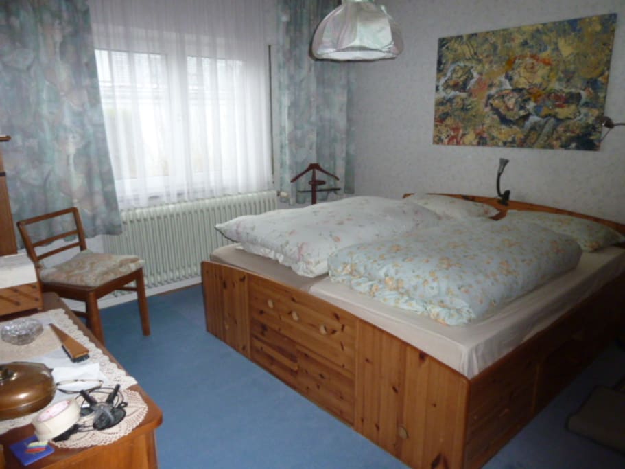 Dies ist das Gäste- Schlafzimmer mit Doppelbett, viel Platz in Schränken vorhanden.